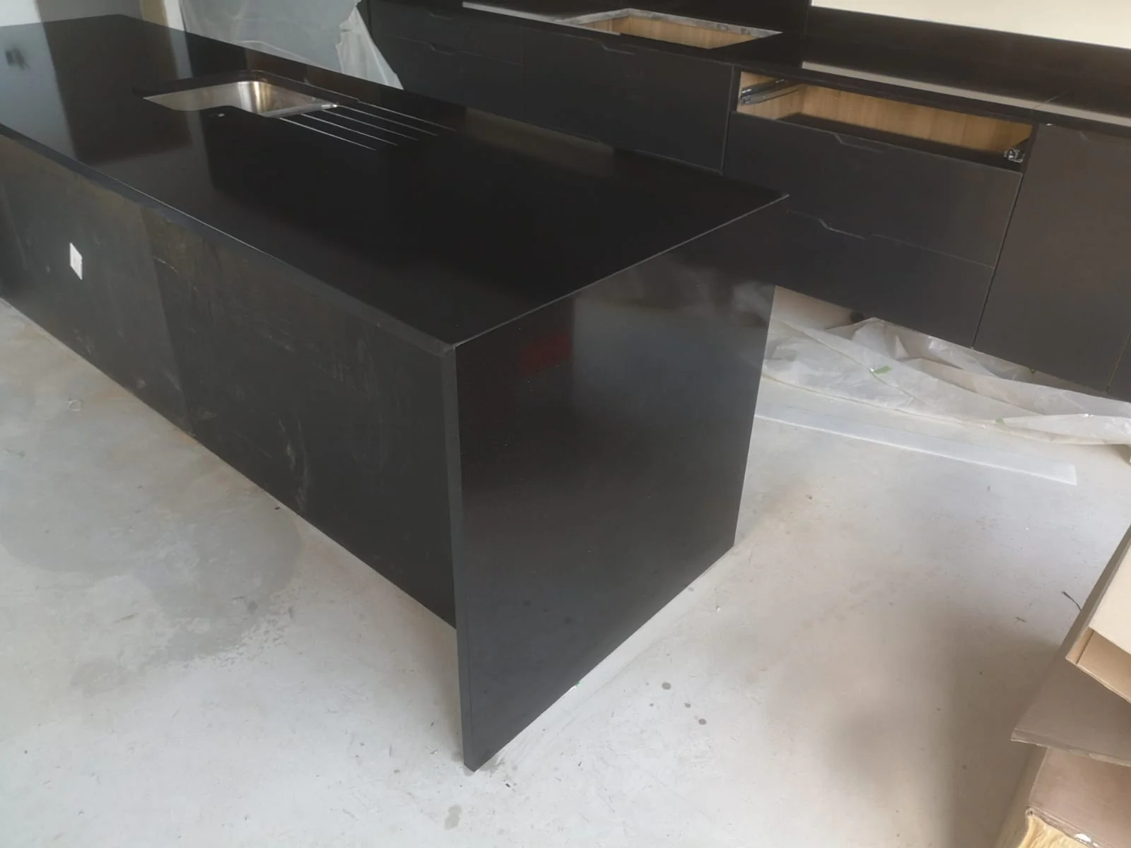 vUnistone Black Crystal Composiet Keukenbladen
